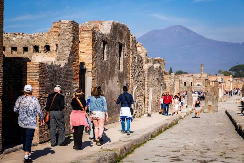 TOURIST IN POMPEI - DISCOVER WORLD